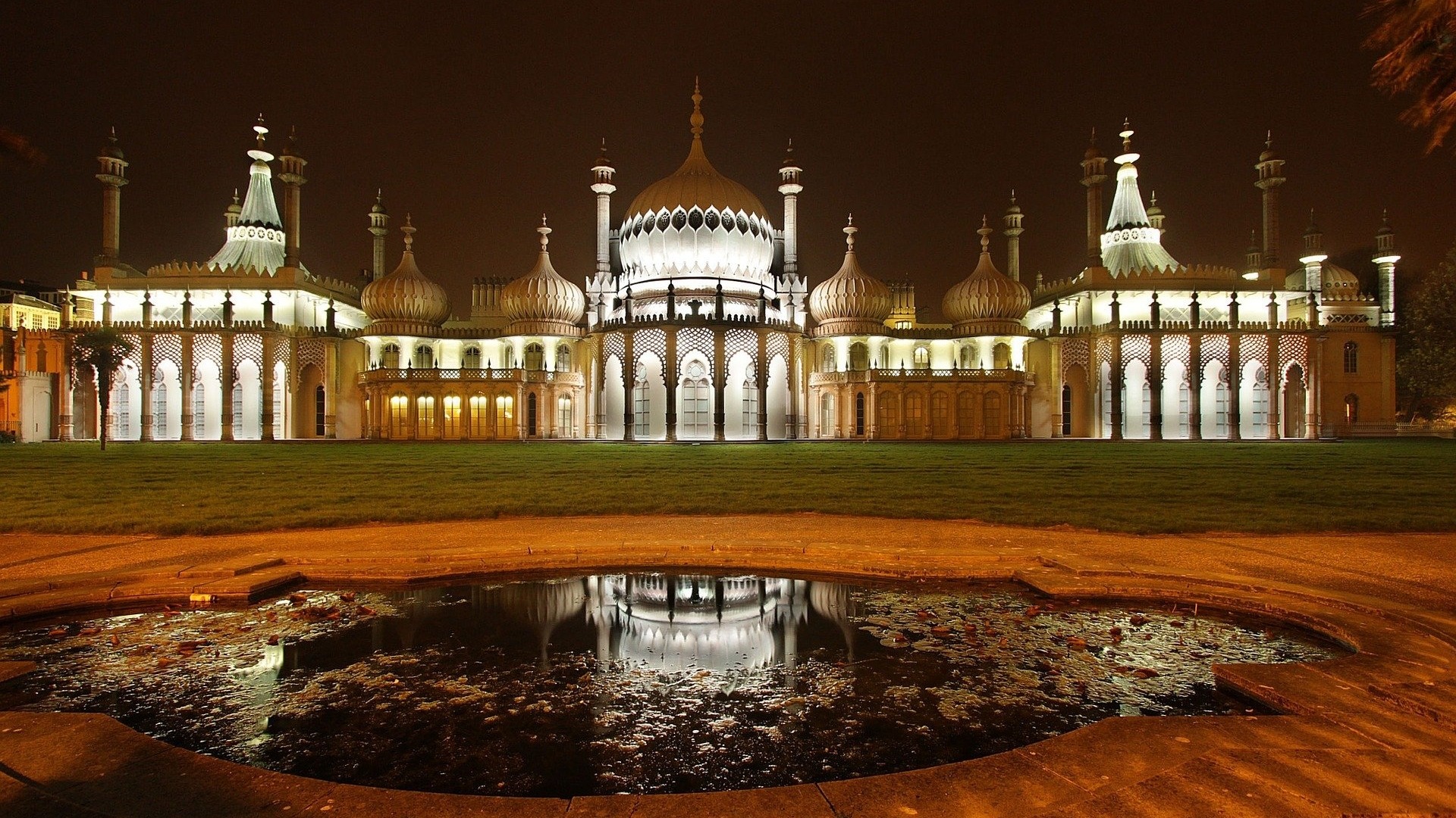 Brighton Royal Pavilion at night